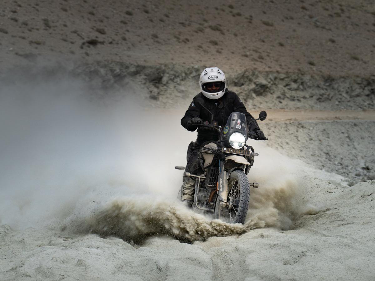 https://image-delivery.himalayanrides.com/Vh-Cycx9dJJ5XsIZhMMI_w/motorcycle-tours/india-ladakh-motorcycle-tour-gallery-0009-1.jpg/w=1200,fit=scale-down,format=auto,quality=75